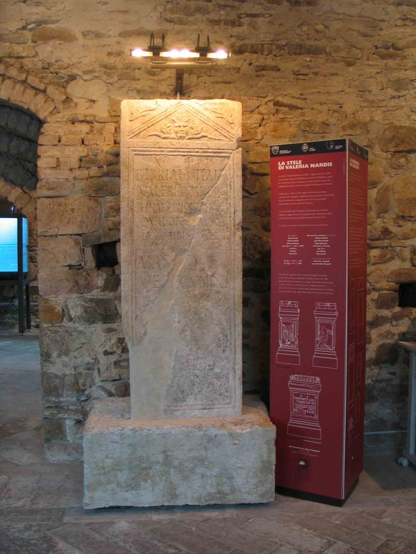 Stele funeraria di Valeria Nardis, seconda metà I sec. d.C. (foto G. Barani e V. Dordoni, su concessione SAER . Ministero per i beni e le attività culturali)